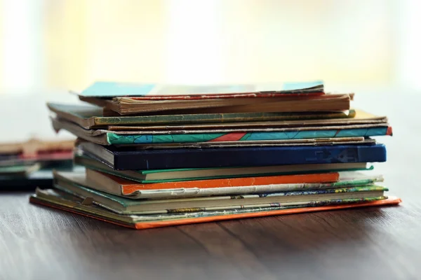 Eski kitaplar ahşap masa üzerinde kazık — Stok fotoğraf