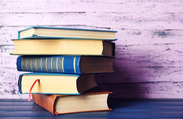 Bücherstapel auf Holzgrund — Stockfoto