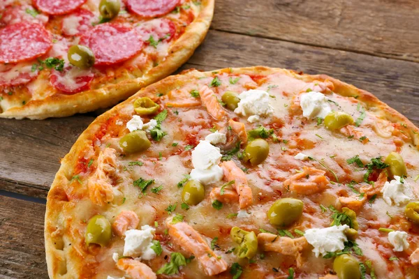 Dos deliciosas pizzas sabrosas, primer plano —  Fotos de Stock