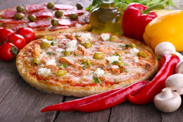 Tablo, closeup malzemelerle lezzetli lezzetli Pizza — Stok fotoğraf