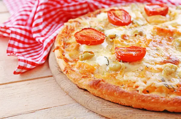Delicious tasty pizza with napkin, closeup — Stock Photo, Image