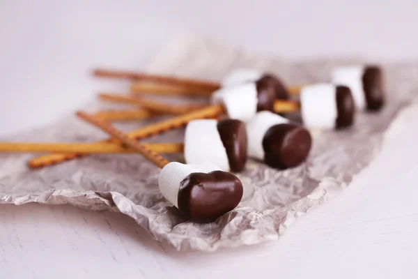 Sabrosos malvaviscos con chocolate en palos, de cerca — Foto de Stock