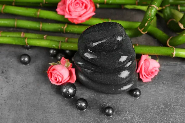 Beautiful spa composition with roses, bamboo and stones — Stock Photo, Image