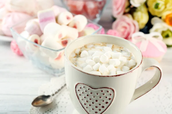 Tasse de chocolat chaud avec guimauves, sur fond bois clair — Photo