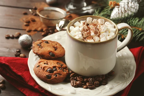 Tasse heiße Schokolade mit Marshmallows, Tannenzweig auf Holzgrund — Stockfoto