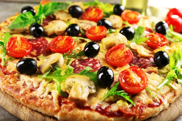 Deliciosa pizza sabrosa, primer plano —  Fotos de Stock