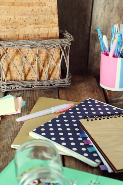 Fournitures de bureau sur un gros plan de table — Photo