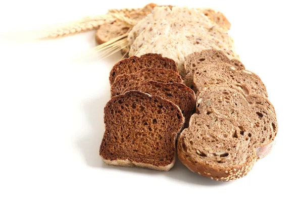 Pão fatiado e orelhas isoladas em branco — Fotografia de Stock