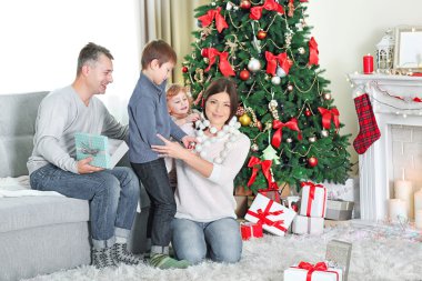 hediye kutuları ile mutlu bir aile 