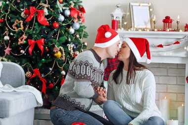 mutlu aile halı üzerinde yalan 