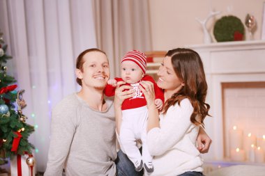 Anne ile bebek Noel odasında oynarken