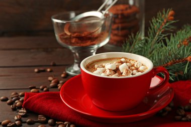 Bir fincan sıcak çikolata şekerleme, köknar ağacı dalı ahşap arka plan üzerinde