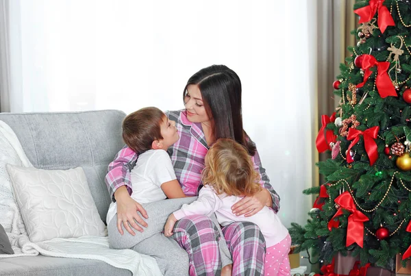 Madre con figlia e figlio — Foto Stock