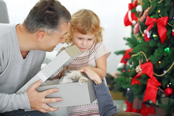 子供のためのクリスマス ギフト ボックスを持つ父 — ストック写真