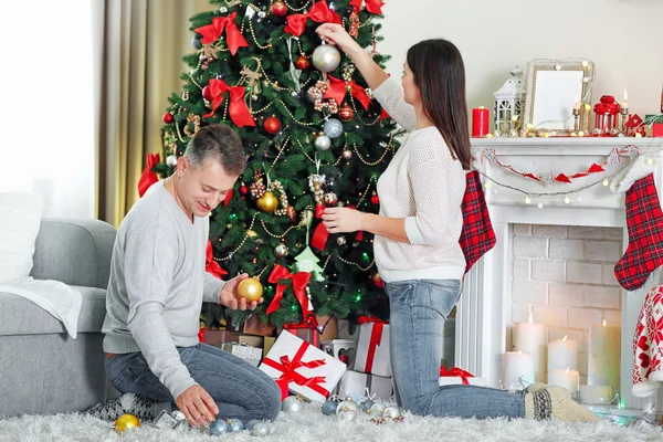 Famiglia decorazione albero di Natale — Foto Stock