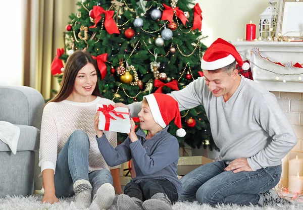 Weihnachtsfamilie zu Hause — Stockfoto