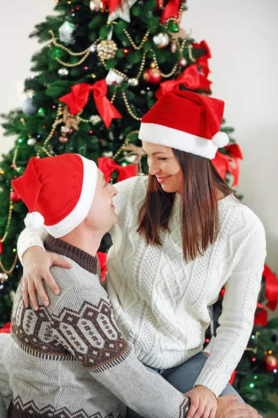Ευτυχισμένη οικογένεια σε χριστουγεννιάτικο δέντρο — Φωτογραφία Αρχείου