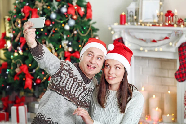 Glückliche Familie macht Foto — Stockfoto