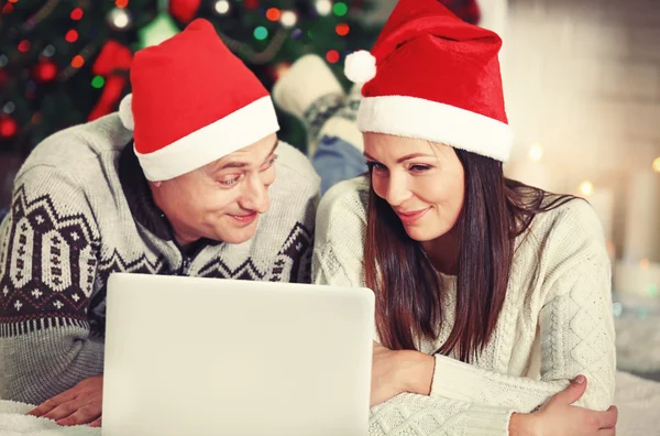 Boldog Család Laptop Karácsonyfa Háttér — Stock Fotó