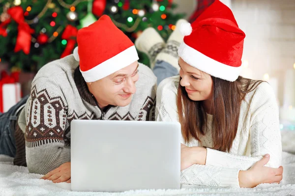 クリスマス ツリーの背景にラップトップと幸せな家庭 — ストック写真