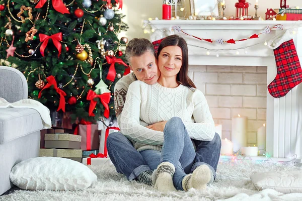 Happy Family sdraiato su tappeto — Foto Stock