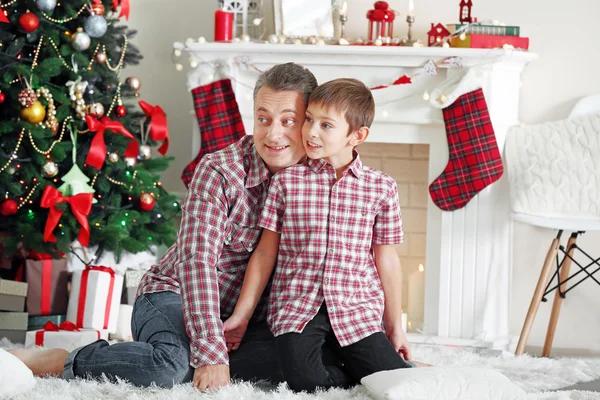 父亲和儿子在圣诞节 — 图库照片