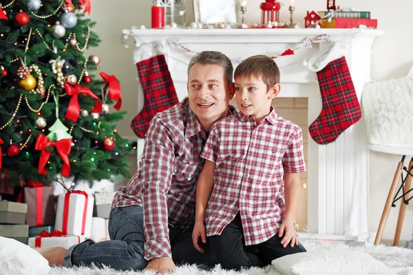 Vader en zoon op Kerstmis — Stockfoto