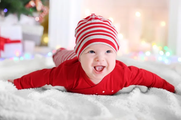 Adorable bebé en el suelo — Foto de Stock