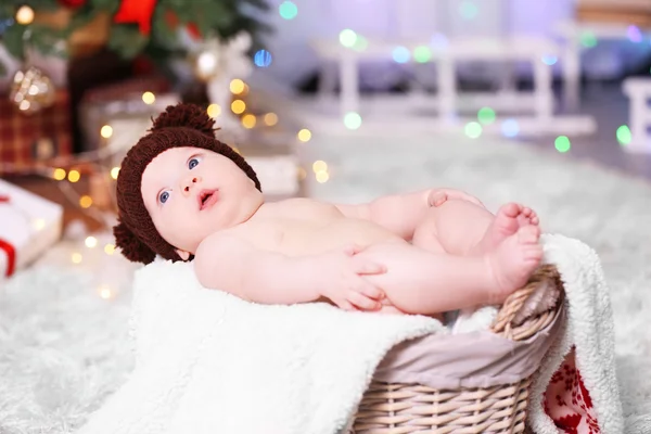 Bebê adorável em chapéu de malha marrom — Fotografia de Stock