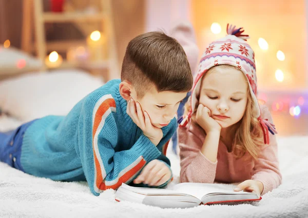 Crianças bonitos ler livro no chão — Fotografia de Stock