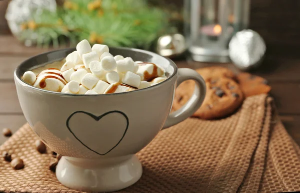 Caneca de chocolate quente com marshmallows, ramo de abeto no fundo de madeira — Fotografia de Stock