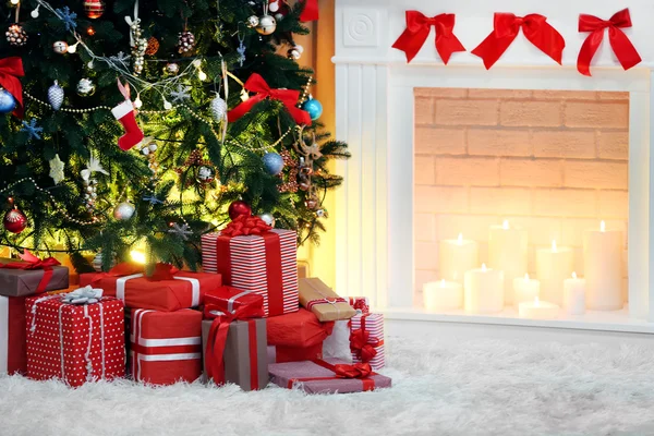 Regalos bajo el árbol de Navidad — Foto de Stock