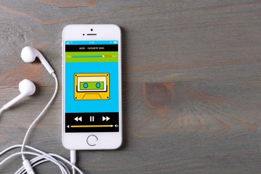 Hareket eden telefon ve kulaklık