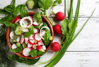 Taze sebze salatası, masaya yakın.