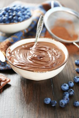 Çikolatalı Krema ve yaban mersini ile güzel kompozisyon