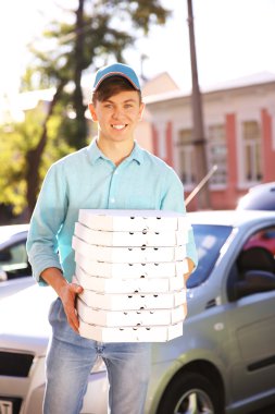 Pizza kutuları ile servis elemanı