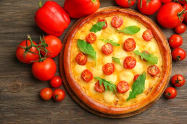 Pizza Margherita roka, kırmızı biber, domates, yakın çekim