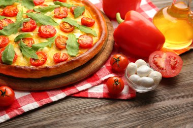 Pizza Margherita roka ve sebze, yakın çekim