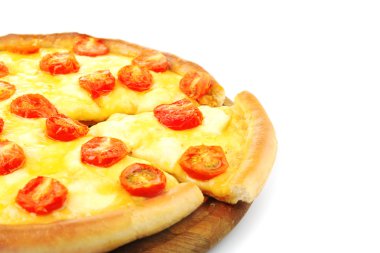 Pizza Margherita ve kaldırılan dilim, üzerinde beyaz izole