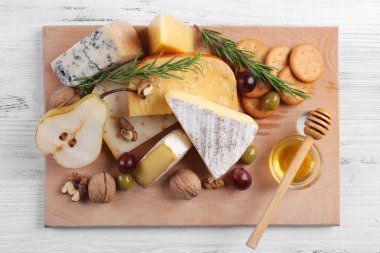 Meyve ve ballı masada, peynir çeşitleri yakın çekim