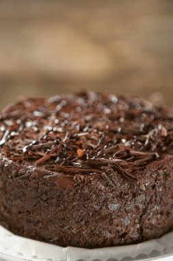 Ahşap arka plan üzerinde lezzetli çikolatalı kek