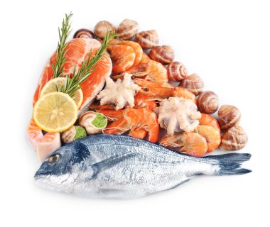 Deniz ürünleri üzerine beyaz izole