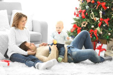 Noel aile portresi evde tatil salonunda.