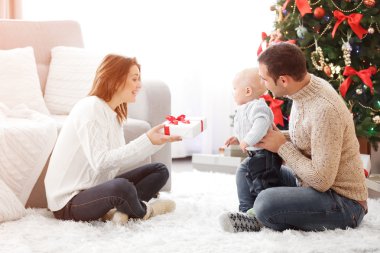 Noel aile portresi evde tatil salonunda.