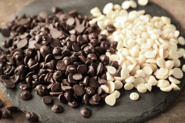 Gemide, çikolata morsels ahşap arka plan üzerinde
