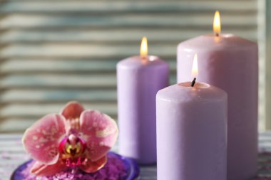 Yanan mumlar çiçeklerle 