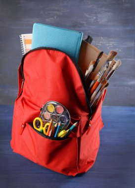 İleti örneği dolu kırmızı sırt çantası