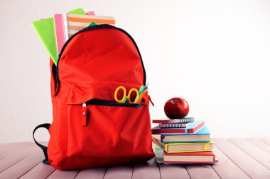 İleti örneği dolu kırmızı sırt çantası