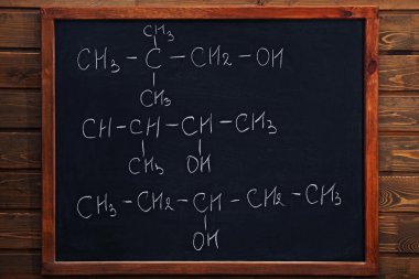 Bir tuğla duvar formüllerle okul yazı tahtası