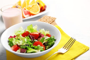 Lezzetli yulaf ezmesi ve ahşap arka plan üzerinde sebze salatası. Sağlıklı beslenme kavramı. 